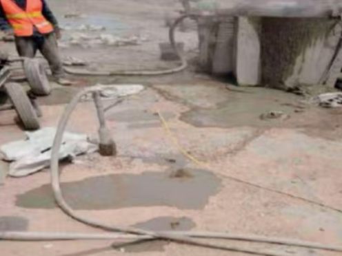 小金水泥混凝土路面板底注浆技术 路面脱空注浆整治方案