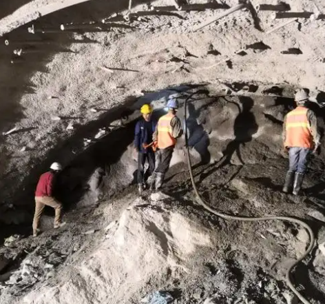 小金隧道拱顶带模注浆料，微膨胀注浆料的特点及施工工艺